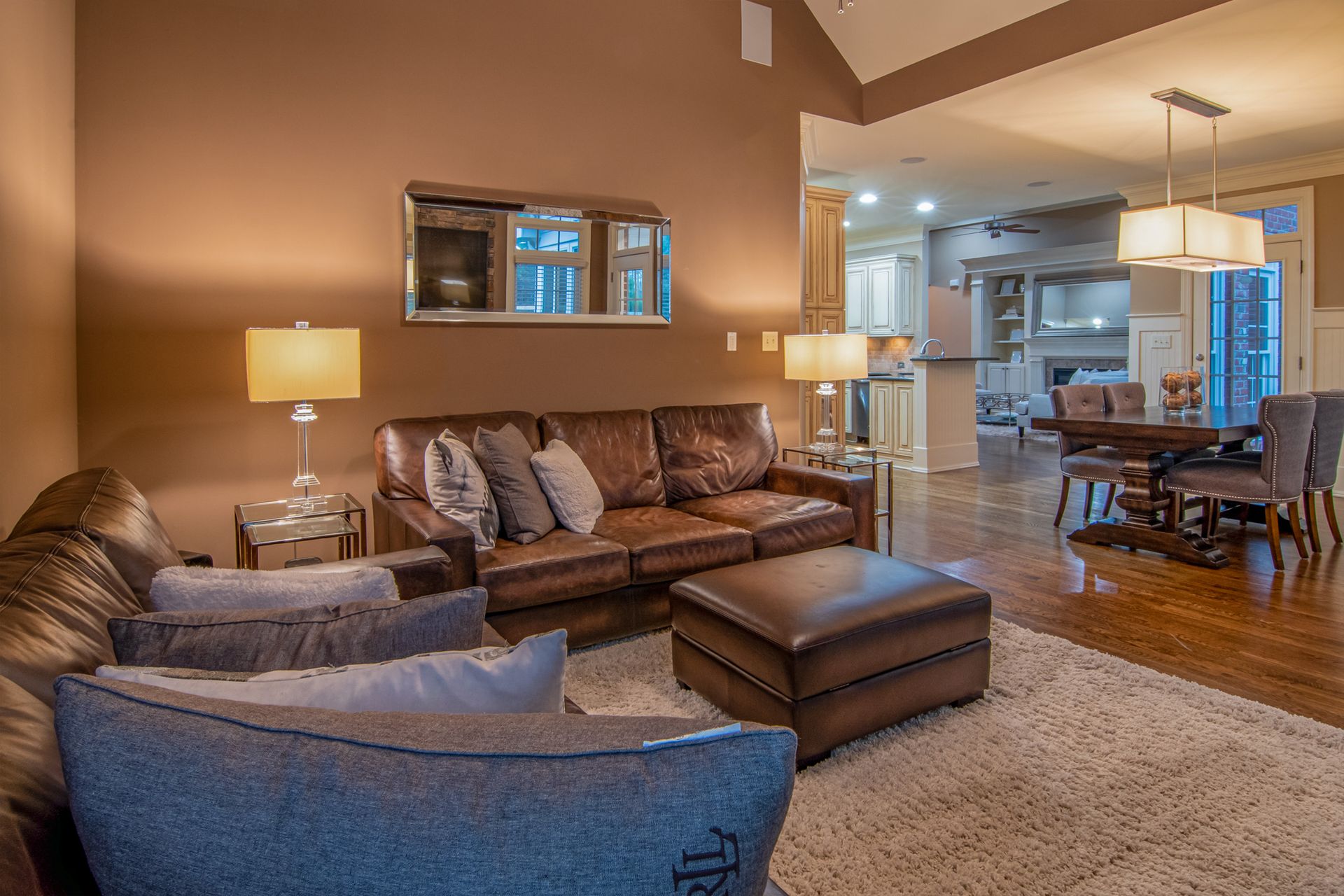 Warm living room with leather sofas and open view to the dining area
